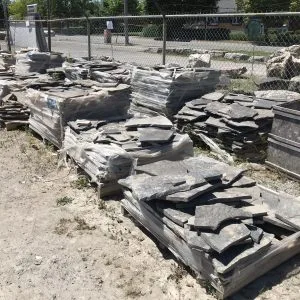 3/4" TO 1 1/4" BUFF/GREY FLAGSTONE - NATURAL STONE - FLAGSTONE